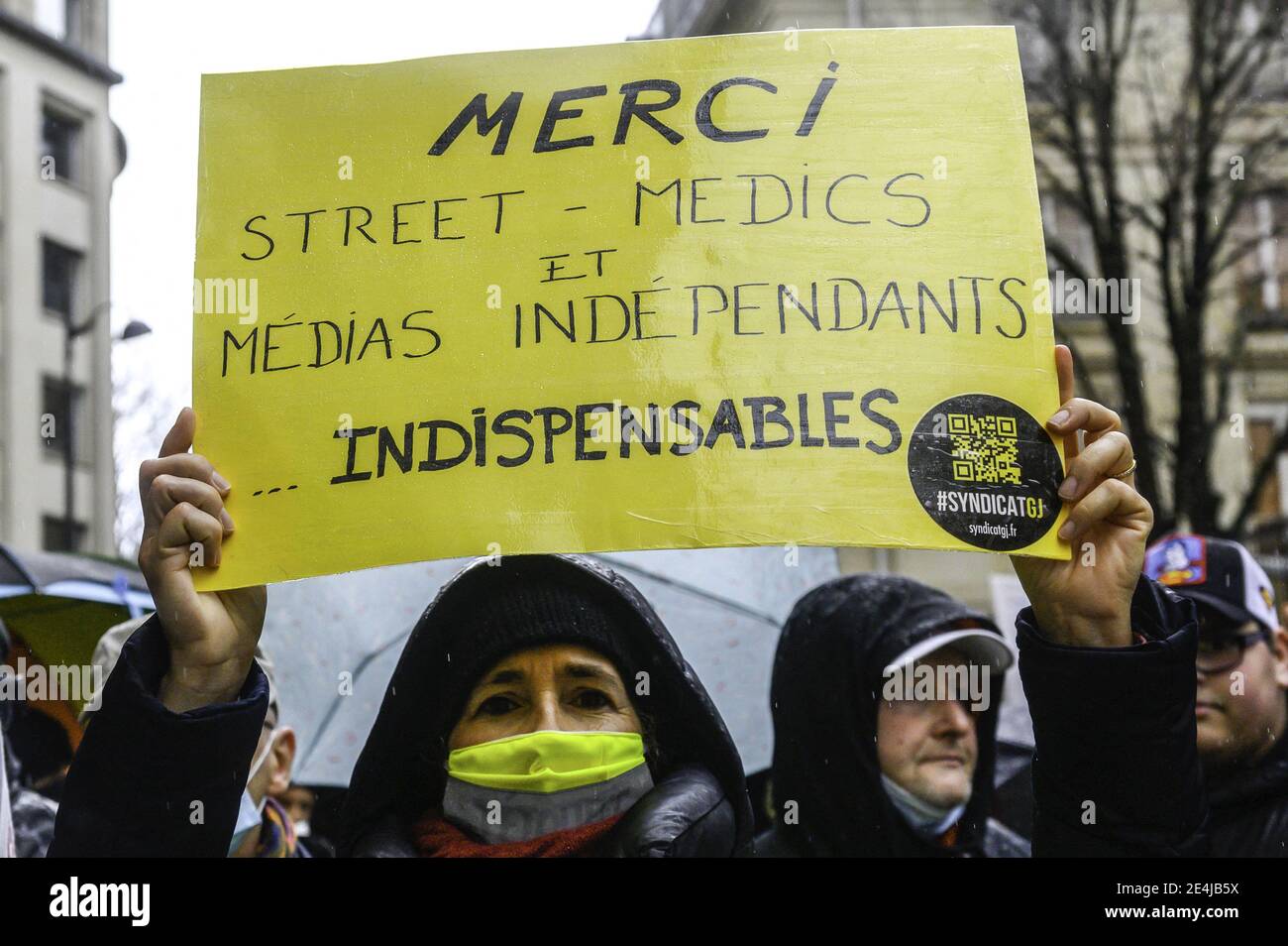PARIS, France. , . Des membres des syndicats CGT, des gilets jaunes et des  étudiants défilent vers le MEDEF pour protester contre les licenciements  dus à la pandémie du Covid-19 à Paris