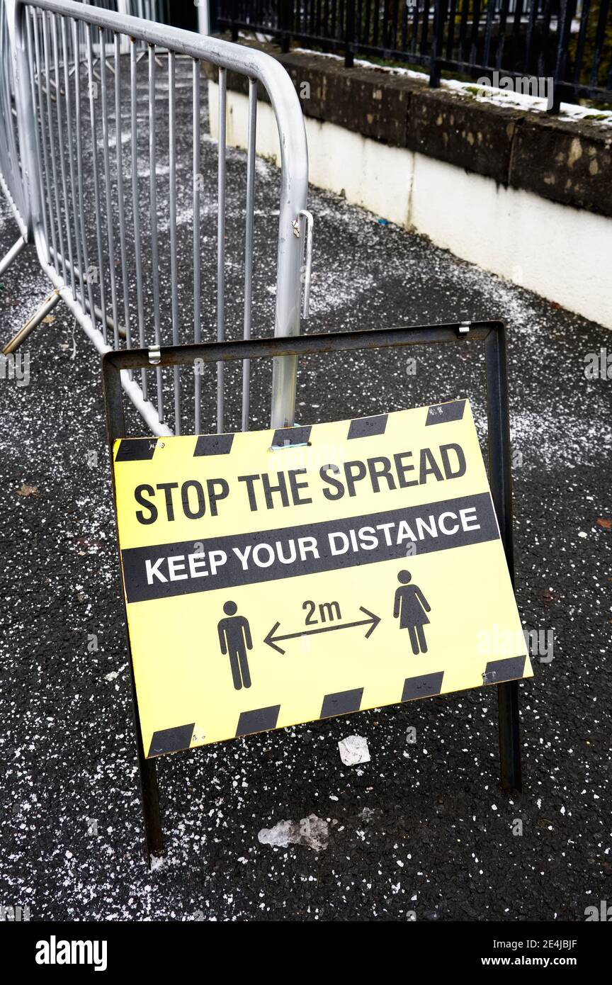 Stop the spread keep your distance sign during the pandemic Stock Photo ...