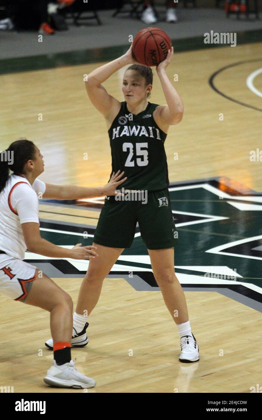 January 23, 2021 - Hawai'i Rainbow Wahine forward Amy Atwell #25 looks to pass the ball during a game between the Hawai'i Rainbow Wahine and the CSU Fullerton Titans at SimpliFi Arena at the Stan Sheriff Center in Honolulu, HI - Michael Sullivan/CSM Stock Photo