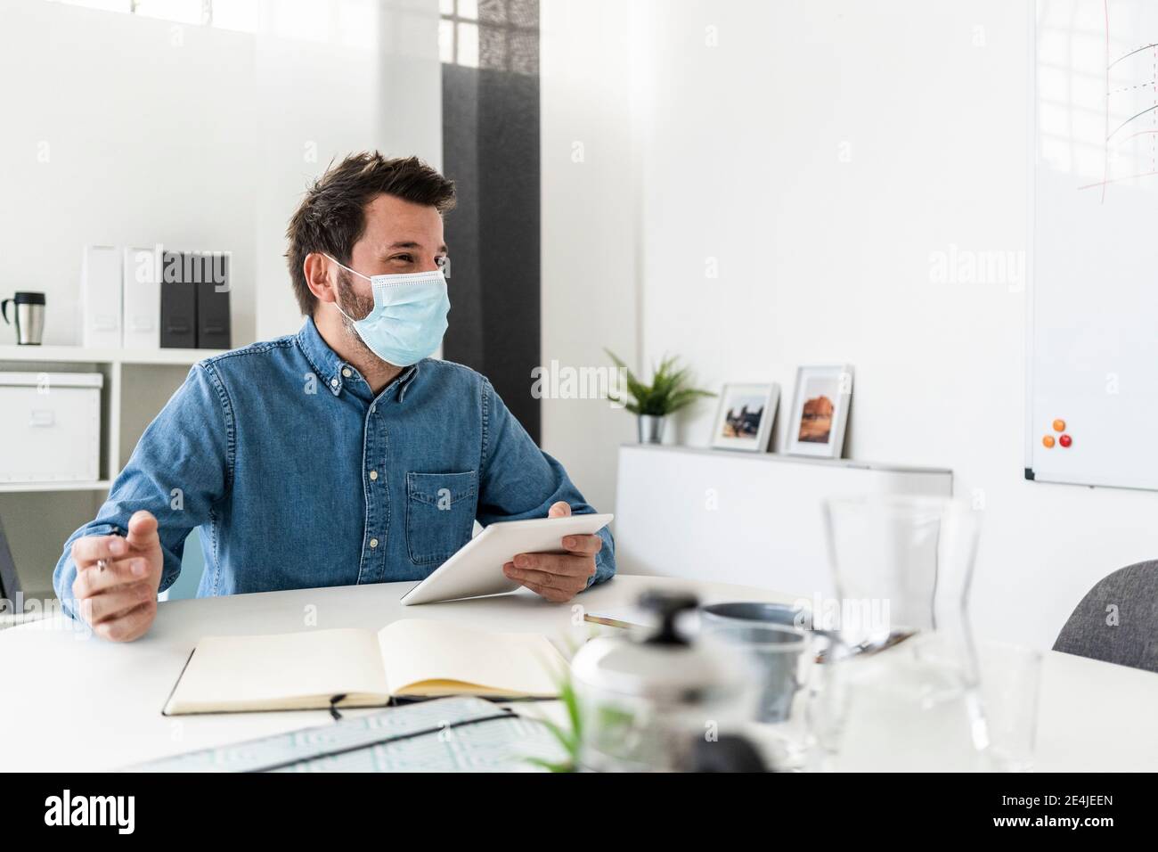Office mask meeting hi-res stock photography and images - Alamy