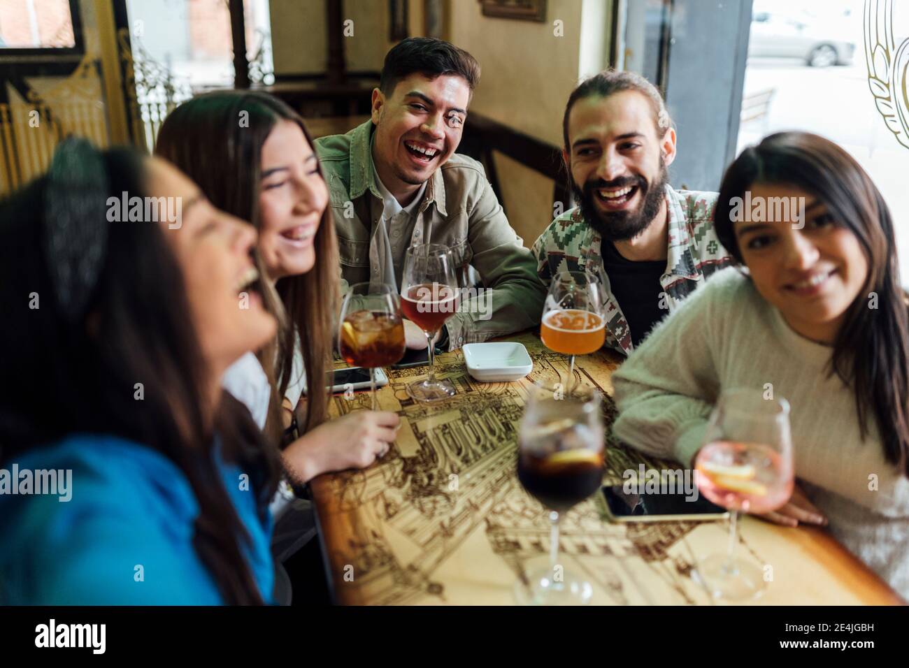 Friends laughing bar hi-res stock photography and images - Alamy