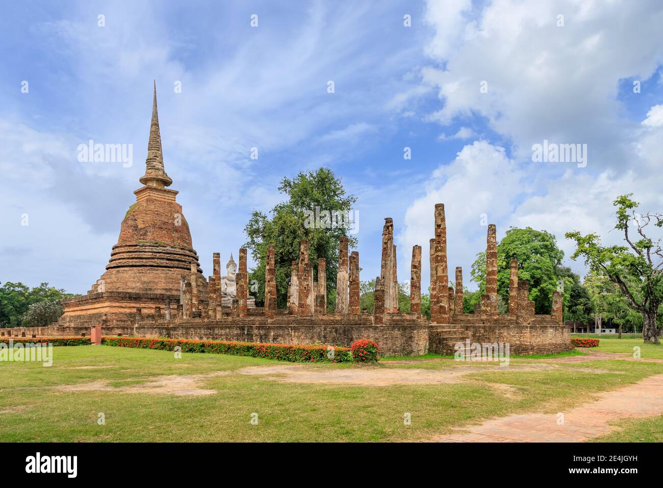 Pagoda and ruined chapel monastery complex at Wat Sa Si temple, Sukhothai Historical Park, Thailand Stock Photo