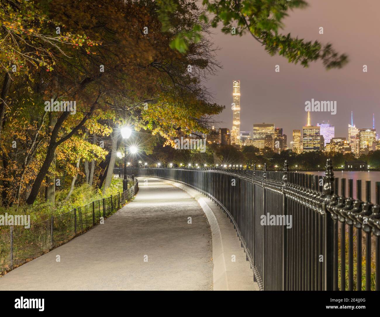 Central park footpath trees night hi-res stock photography and images ...
