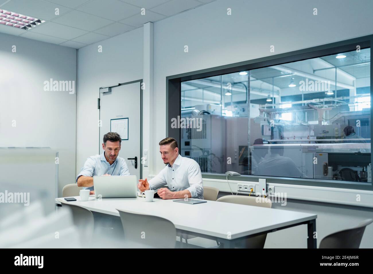 Office building meeting room hi-res stock photography and images - Alamy
