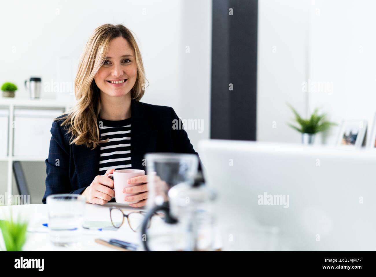 Business woman in office hi-res stock photography and images - Alamy