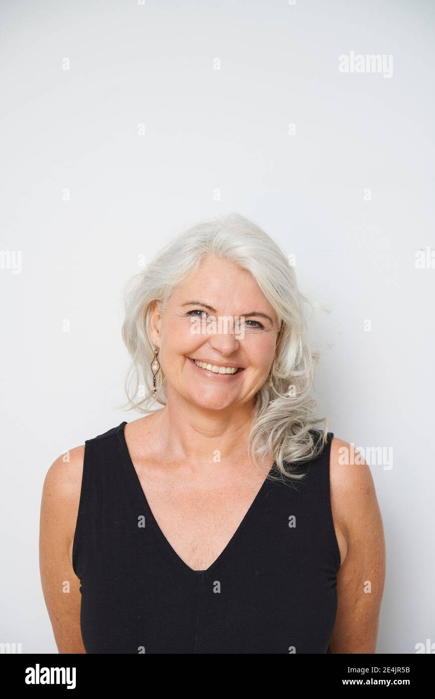 Grey white senior woman hi-res stock photography and images - Alamy