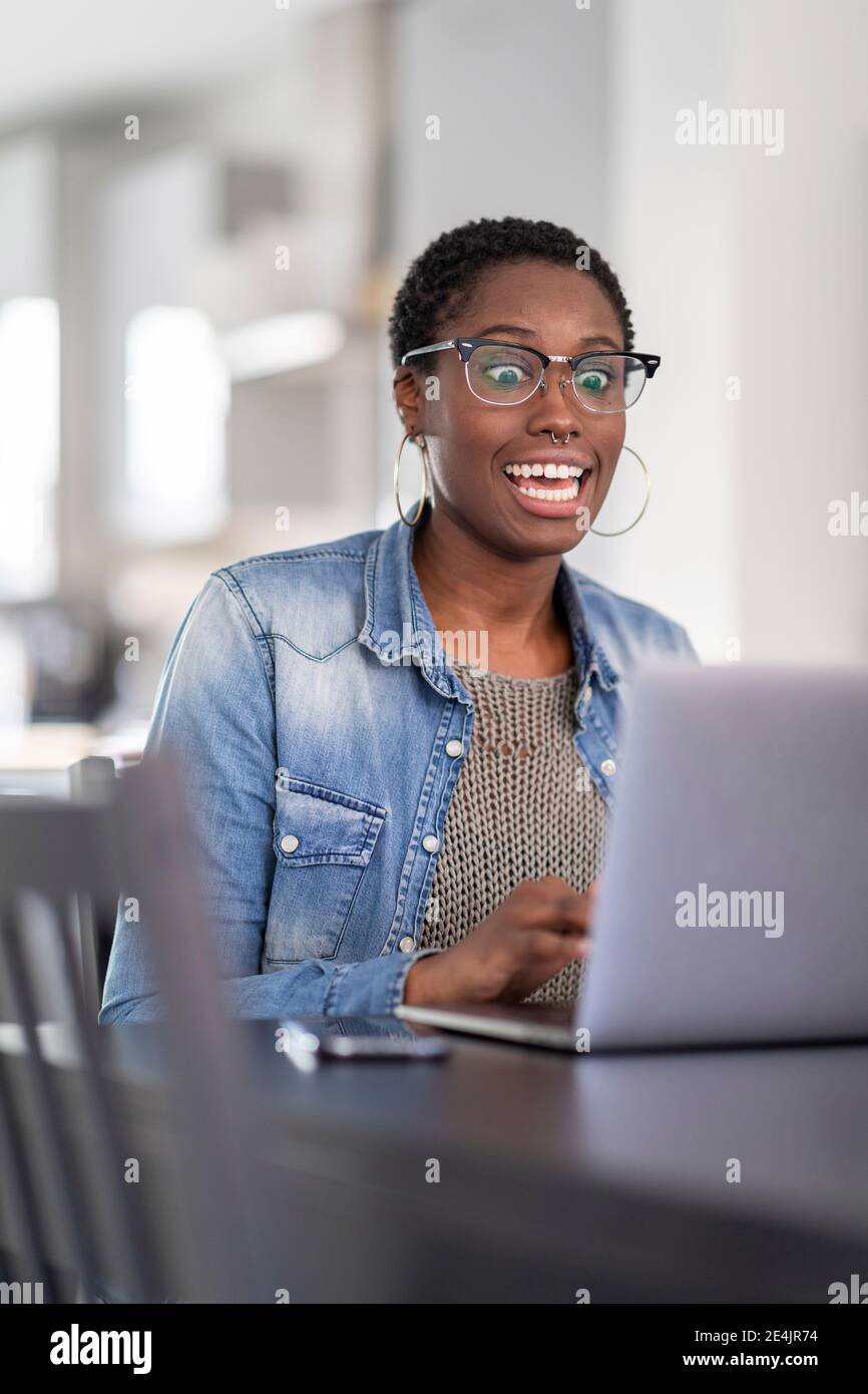 African office woman excited hi-res stock photography and images - Alamy