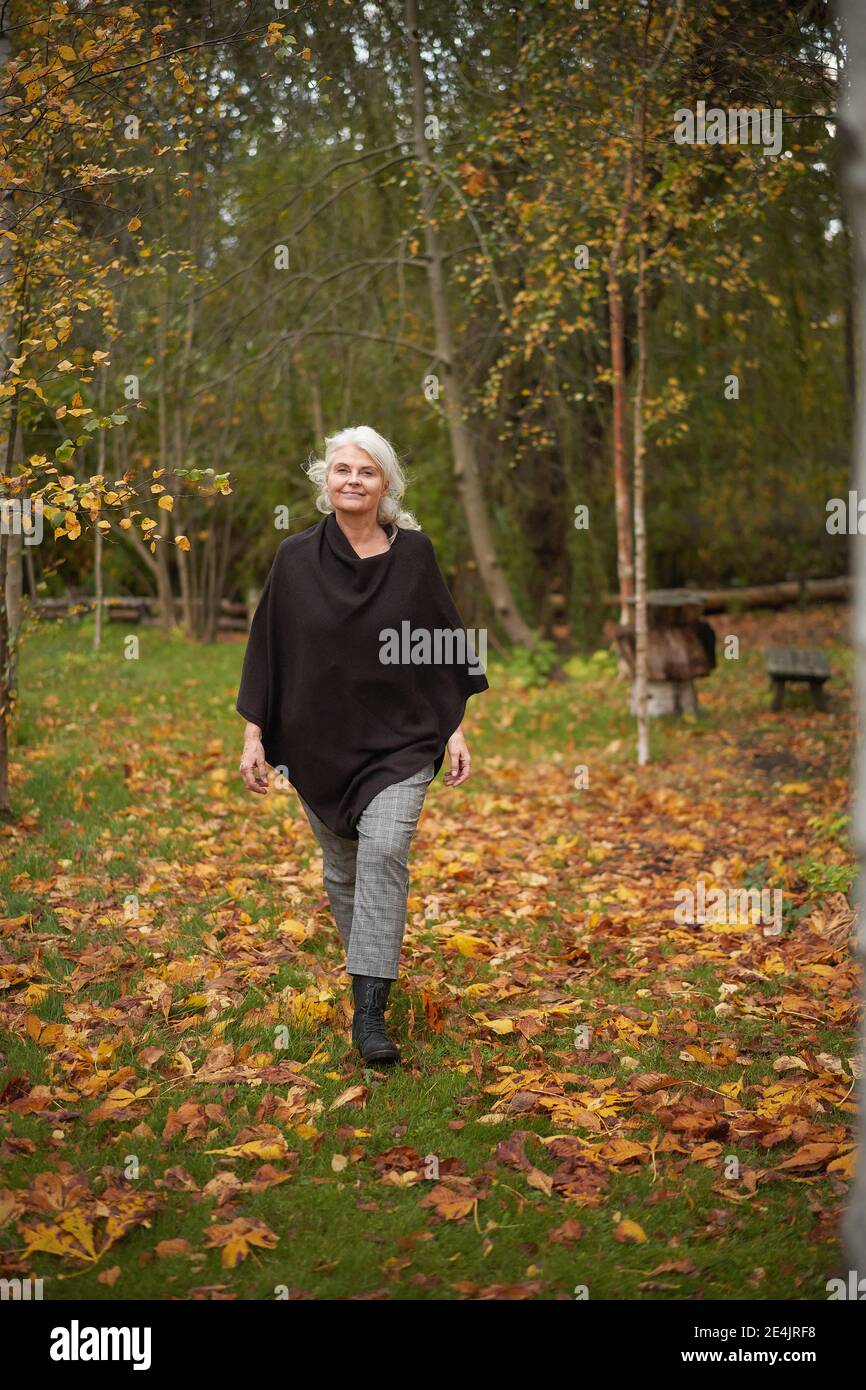 Woman walking full length autumn hi-res stock photography and images ...