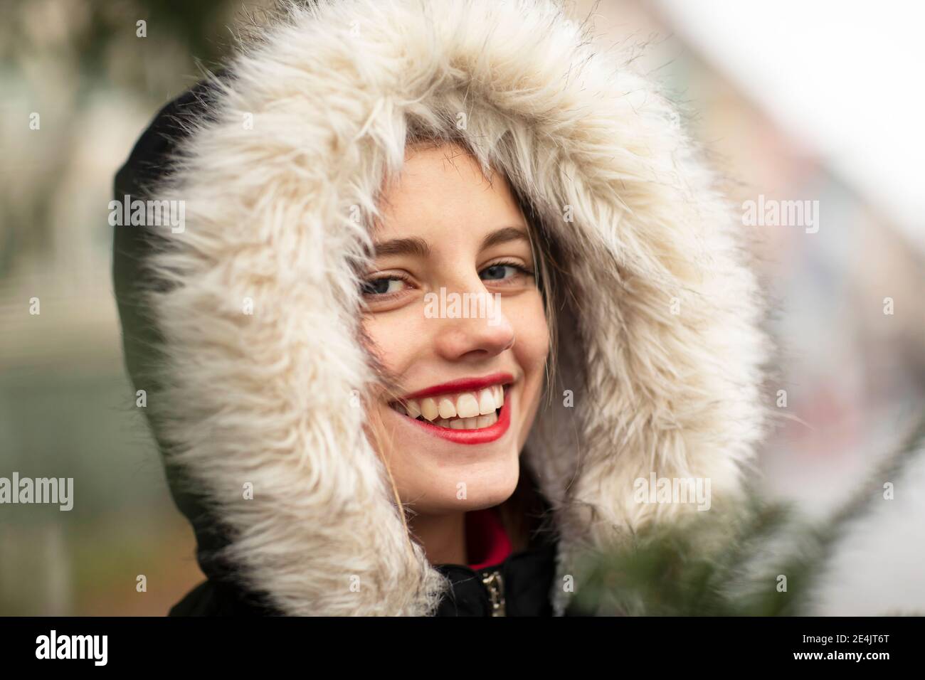 Cold woman wearing jacket hi-res stock photography and images - Alamy