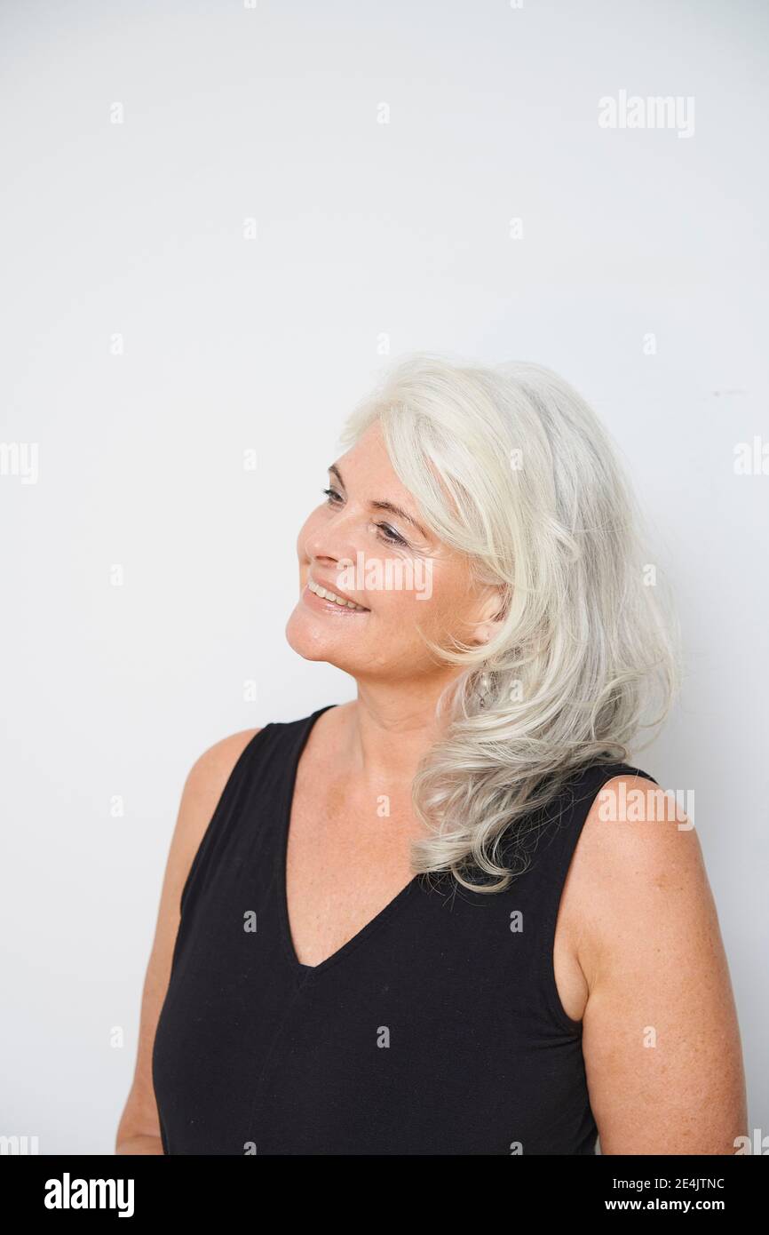 Grey white senior woman hi-res stock photography and images - Alamy