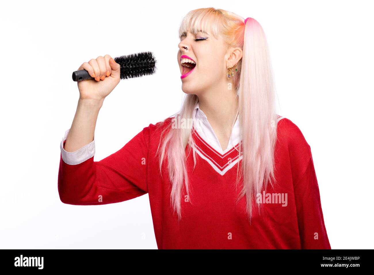 Singing hairbrush woman hi-res stock photography and images - Alamy