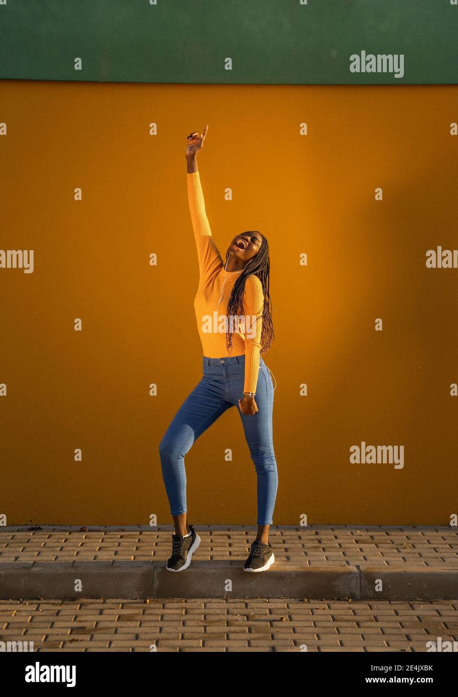 Teenage girl screaming hi-res stock photography and images - Alamy