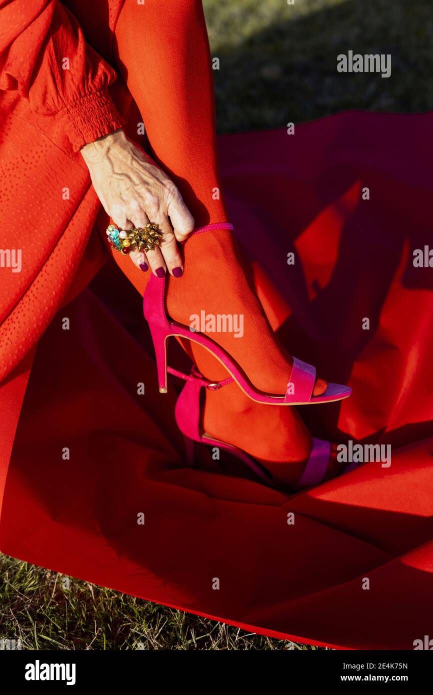 Woman wearing red high heels hi-res stock photography and images - Alamy