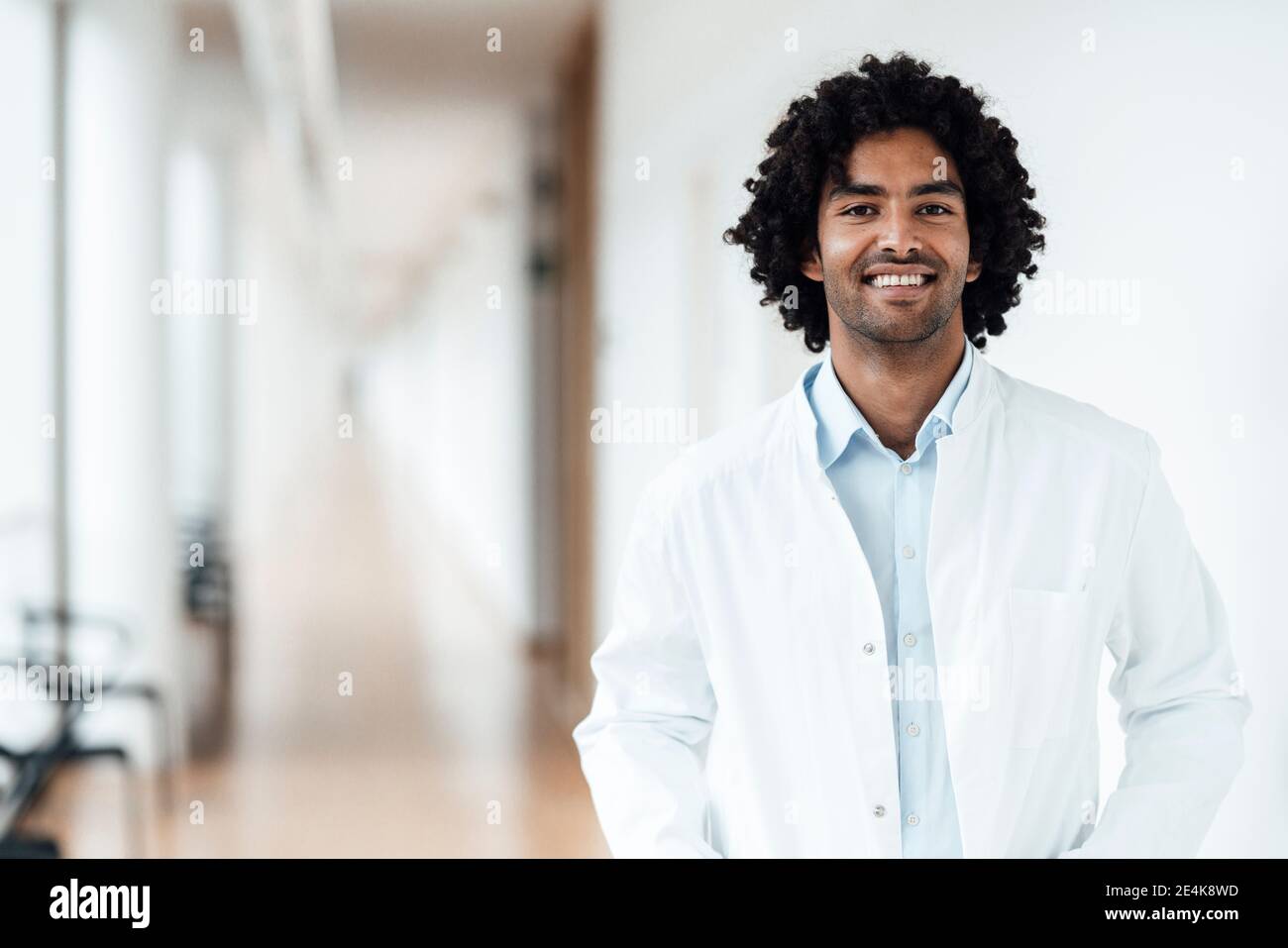 Doctor male and young hi-res stock photography and images - Alamy