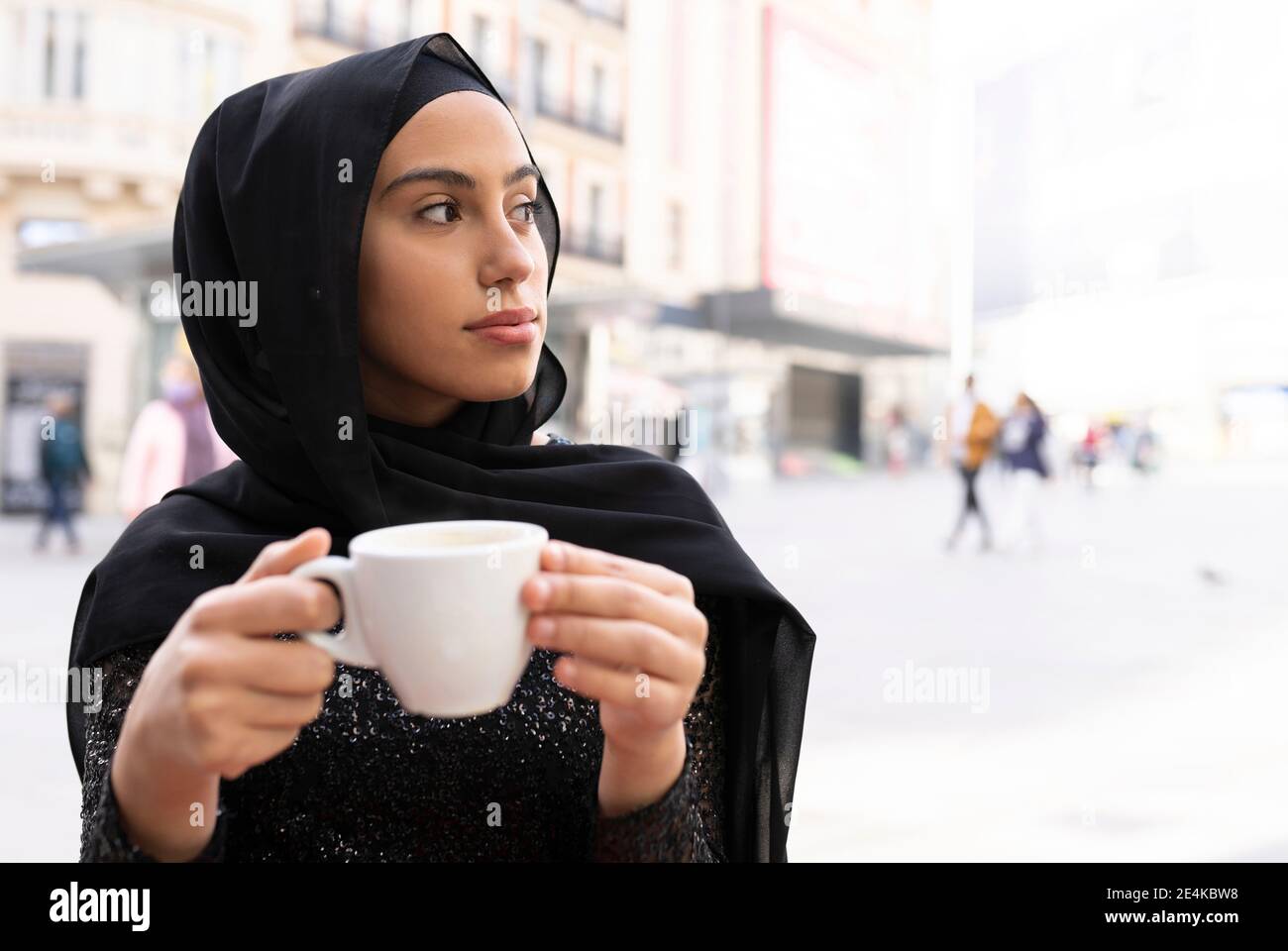 Muslim woman wearing hijab drinking hi-res stock photography and images ...