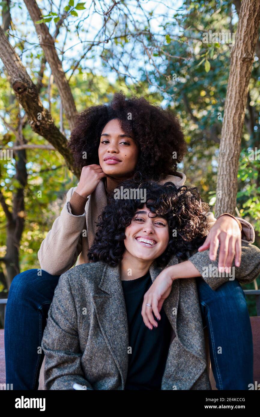 Three friends sitting park hi-res stock photography and images - Alamy