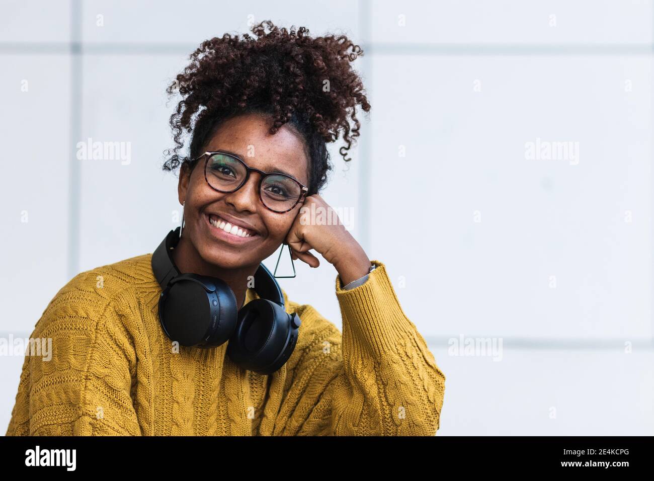 Woman wearing white sweater hi-res stock photography and images - Alamy
