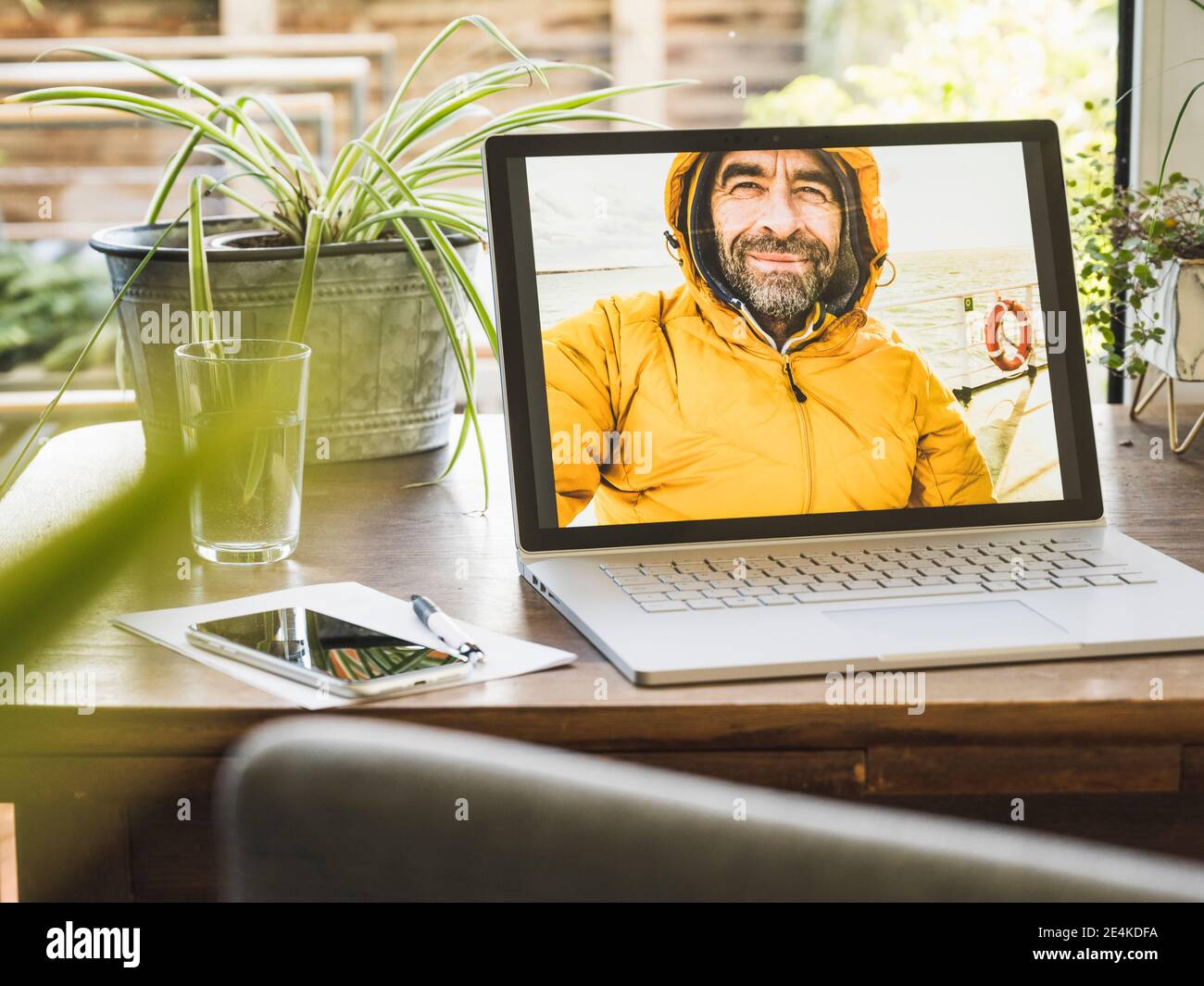 Man laptop home screen hi-res stock photography and images - Alamy