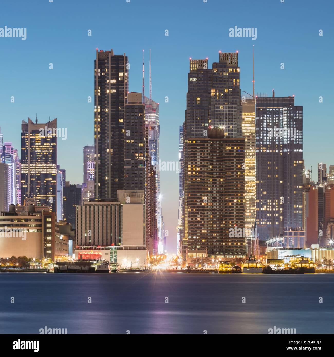 Manhattan skyline night hi-res stock photography and images - Alamy