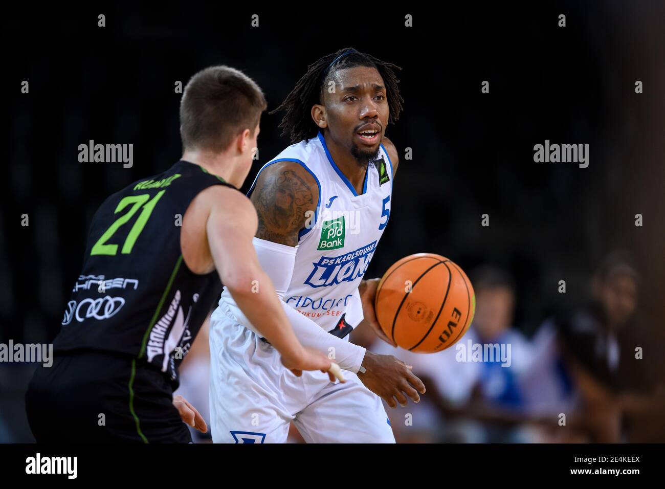 Karlsruhe, Deutschland. 23rd Jan, 2021. Gregory Clay Foster (Lions) in a  duels with Franklyn Aunitz (Ehingen). GES/Basketball/ProA: PSK Lions - Team  Ehingen Urspring, 23.01.2021 - | usage worldwide Credit: dpa/Alamy Live News
