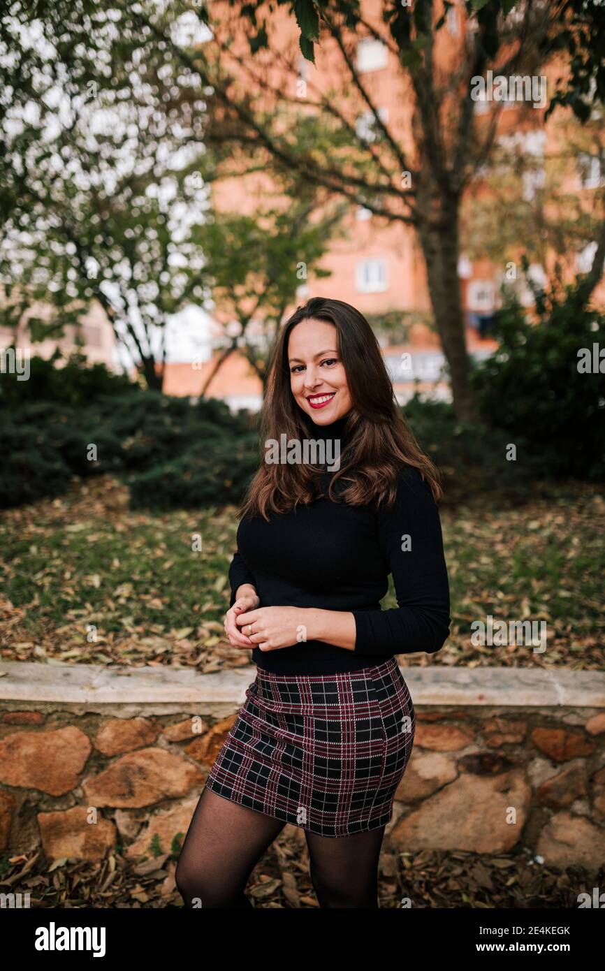 Woman beautiful smiling posing hi-res stock photography and images - Alamy