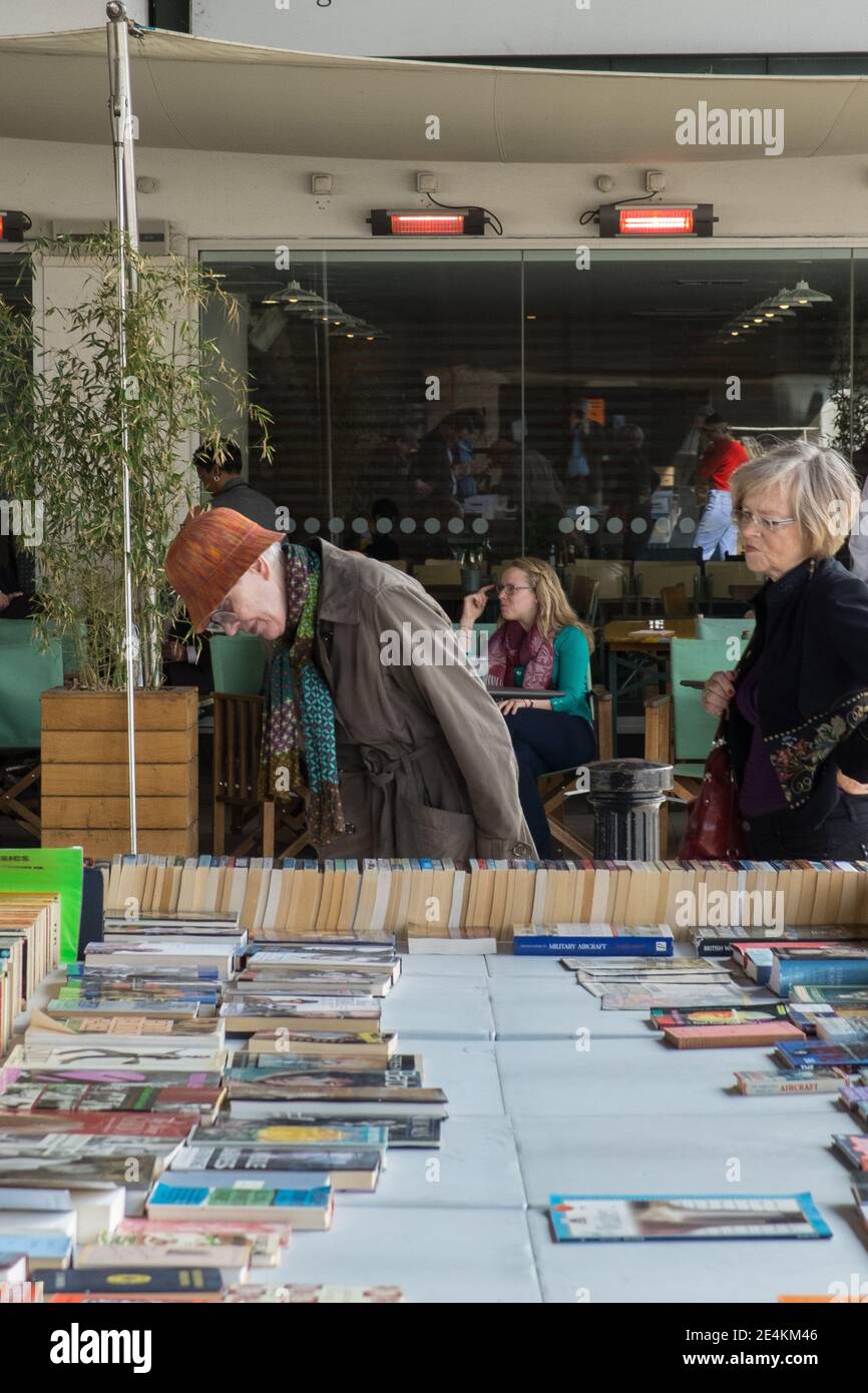 Secondhand book stall under the flyover on the South Bank of the River Thames in London on a bright but chilly April morning. 01 April 2014. Photo: Neil Turner Stock Photo
