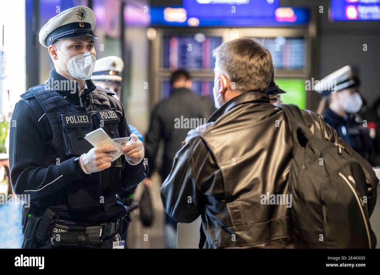 24 January 2021, Hessen, Frankfurt/Main: Officers of the Federal Police ...
