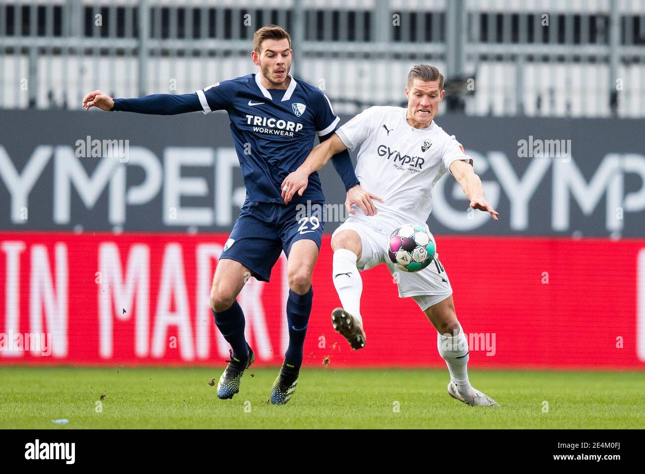 Sandhausen, Germany. 24th Jan, 2021. Football: 2. Bundesliga, SV Sandhausen - VfL Bochum, Matchday 17, BWT-Stadion am Hardtwald. Bochum's Maxim Leitsch (l) in action against Sandhausen's Kevin Behrens. Credit: Tom Weller/dpa - IMPORTANT NOTE: In accordance with the regulations of the DFL Deutsche Fußball Liga and/or the DFB Deutscher Fußball-Bund, it is prohibited to use or have used photographs taken in the stadium and/or of the match in the form of sequence pictures and/or video-like photo series./dpa/Alamy Live News Stock Photo