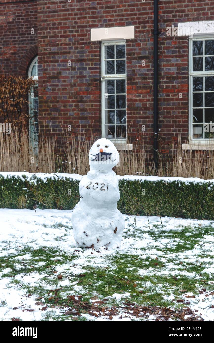 Bicester, Oxfordshire, UK. January 24th 2021.  WEATHER: Parts of North Oxfordshire awoke to a light snowfall today, with many people taking exercise to walk dogs and build snowmen Bridget Catterall/Alamy Live News Stock Photo