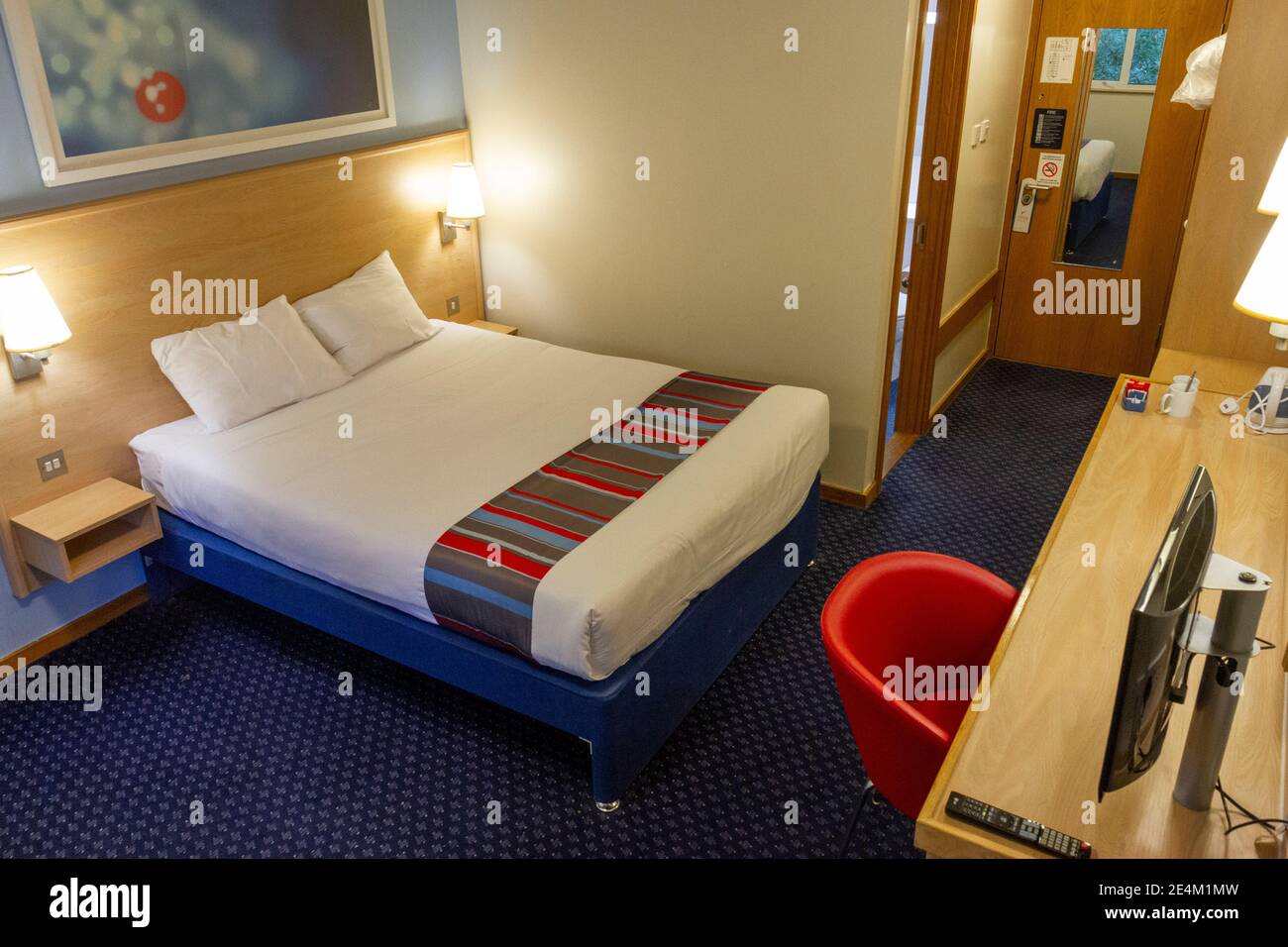 A typical double bedroom in the Travelodge Bicester Cherwell Valley, near Bicester, Oxfordshire, UK. Stock Photo