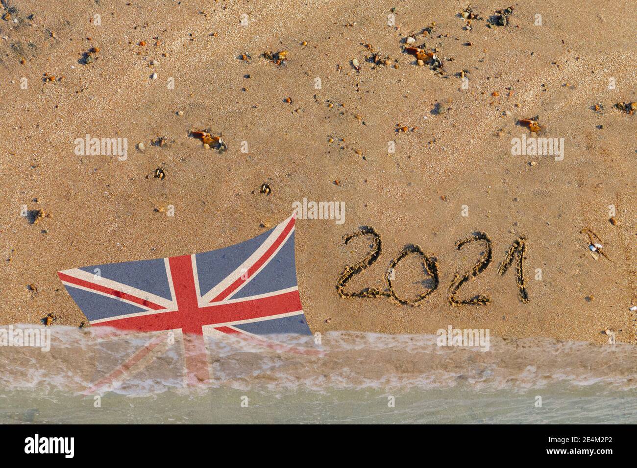 2021 in Sand geschrieben , Britische Flagge wird von wasser überspült Stock Photo