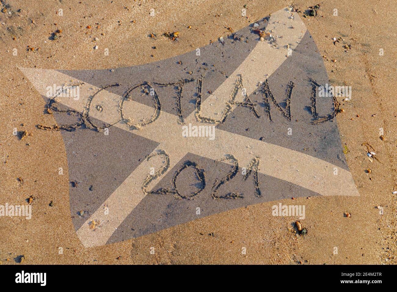 Scotland 2021 in Sand geschrieben und  Flagge von Schottland Stock Photo