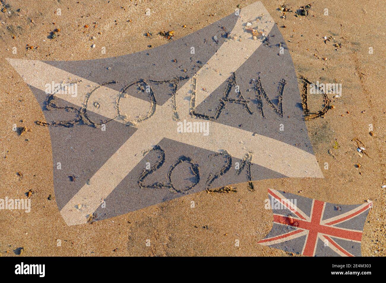 Scotland 2021 in Sand geschrieben, Schottische Flagge groß, Britische Flagge klein Stock Photo