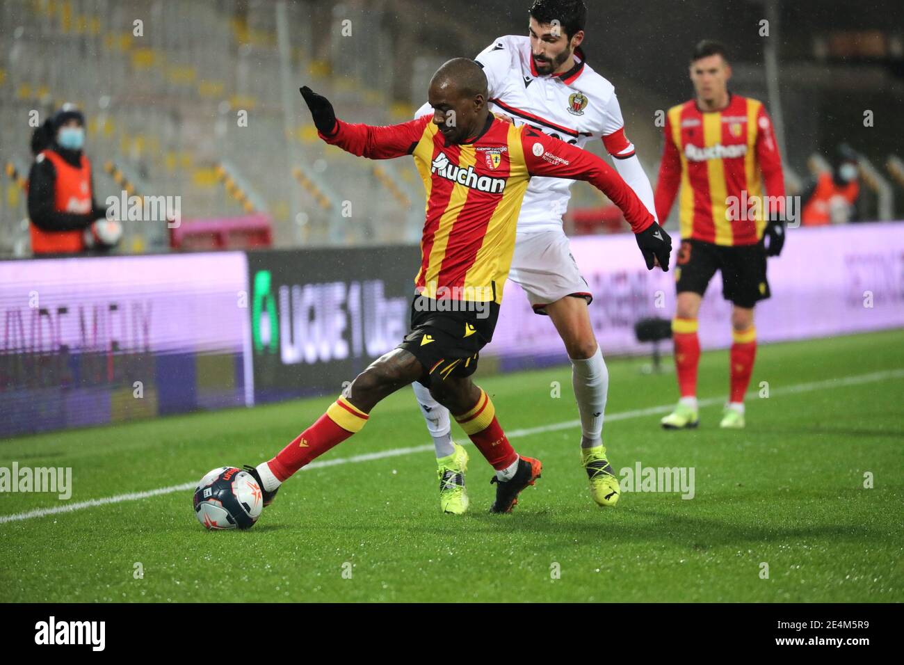 Duel Kakuta 10 Lens and Lees-Melou 8 Nice during the French championship Ligue  1 football match between RC Lens and OGC Nice o / LM Stock Photo - Alamy
