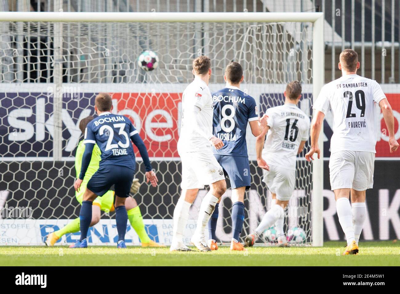Sandhausen, Germany. 24th Jan, 2021. Football: 2nd Bundesliga, SV Sandhausen - VfL Bochum, Matchday 17, BWT-Stadion am Hardtwald. Sandhausen's Kevin Behrens (2nd from right) scores the goal for 1:0. Credit: Tom Weller/dpa - IMPORTANT NOTE: In accordance with the regulations of the DFL Deutsche Fußball Liga and/or the DFB Deutscher Fußball-Bund, it is prohibited to use or have used photographs taken in the stadium and/or of the match in the form of sequence pictures and/or video-like photo series./dpa/Alamy Live News Stock Photo