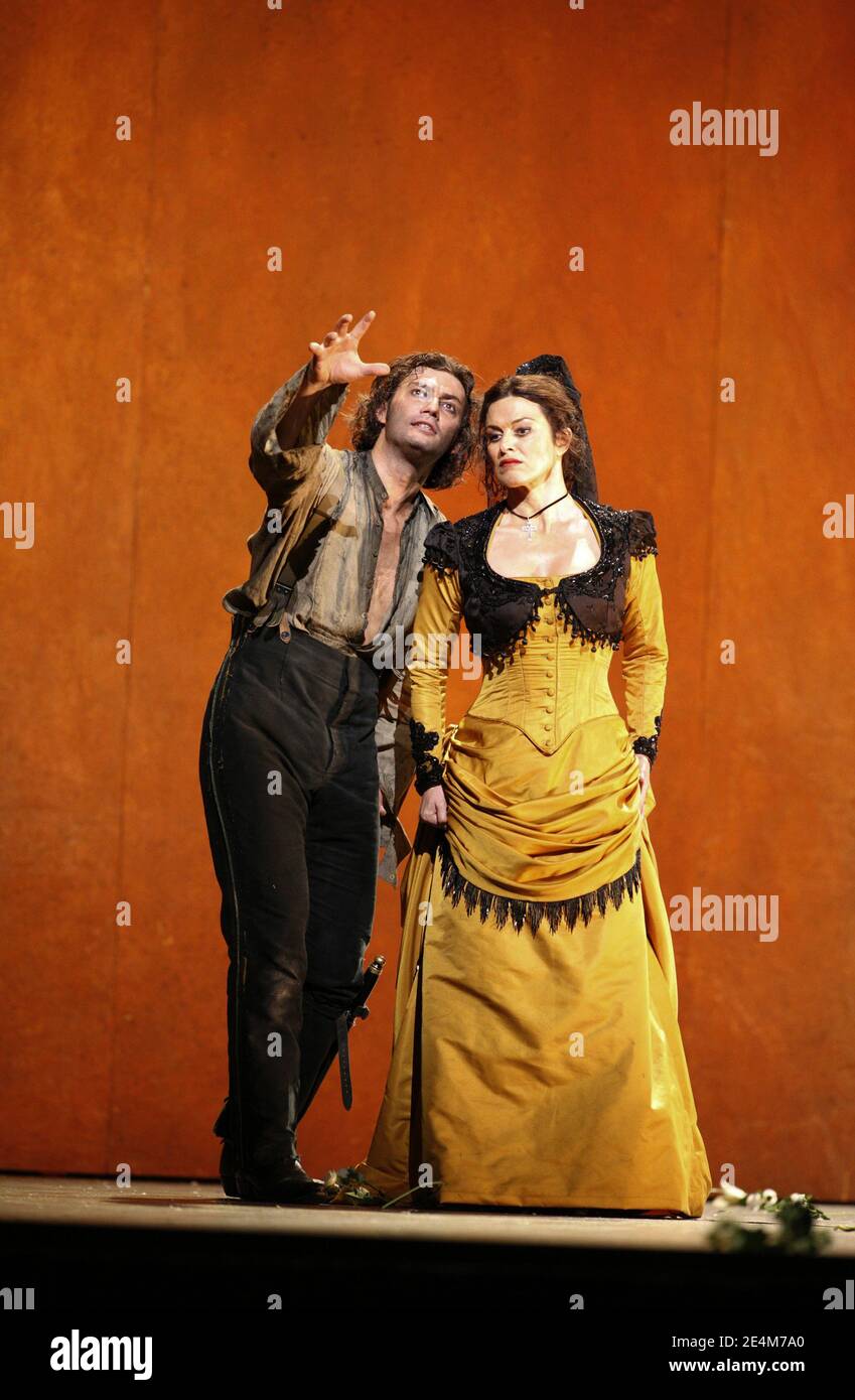 Jonas Kaufmann (Don Jose), Anna Caterina Antonacci (Carmen) in CARMEN by Bizet at The Royal Opera, Covent Garden, London WC2  08/12/2006  conductor: Antonio Pappano  design: Tanya McCallin  lighting: Paule Constable  director: Francesca Zambello Stock Photo