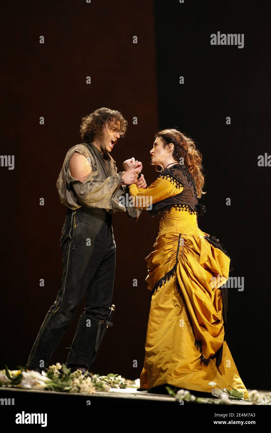 Jonas Kaufmann (Don Jose), Anna Caterina Antonacci (Carmen) in CARMEN by Bizet at The Royal Opera, Covent Garden, London WC2  08/12/2006  conductor: Antonio Pappano  design: Tanya McCallin  lighting: Paule Constable  director: Francesca Zambello Stock Photo