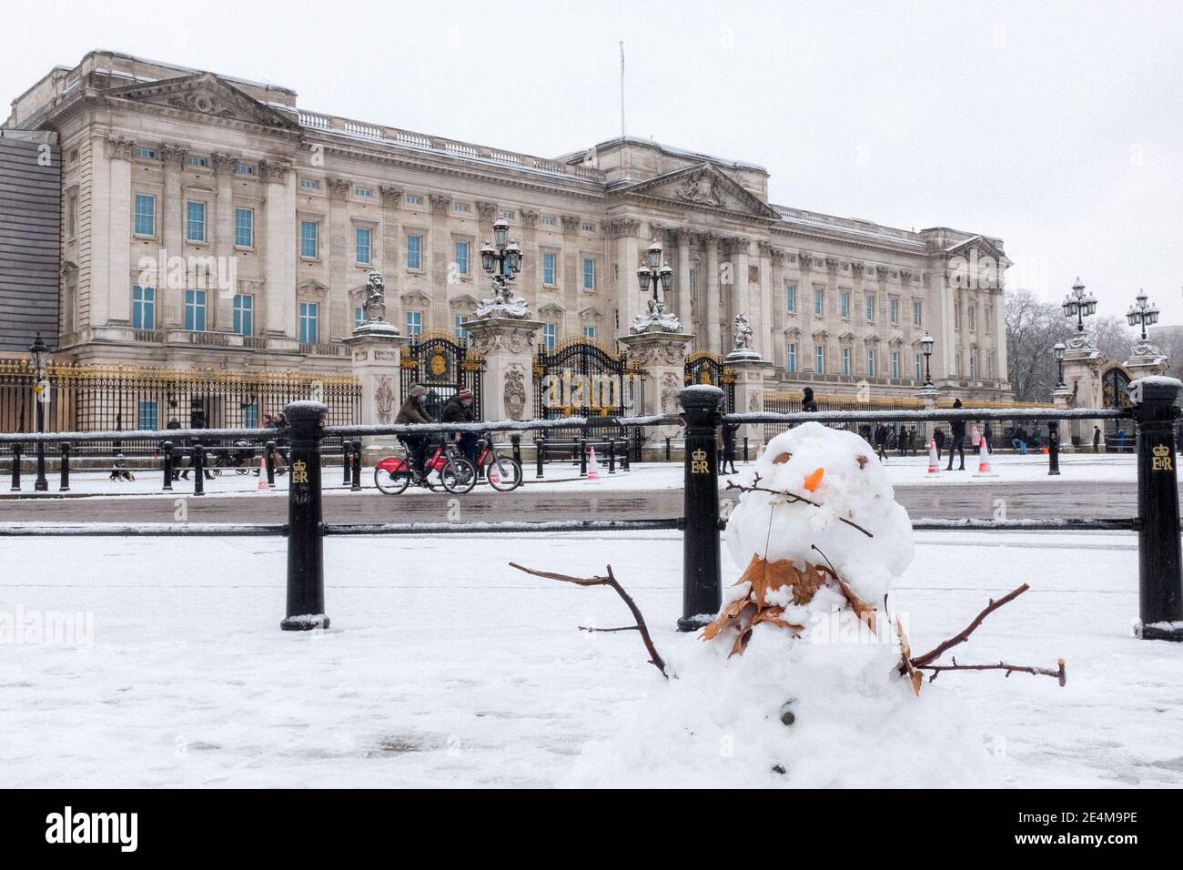 Snowy Buckingham Palace, Westminster, London, UK - 24th January 2021 Stock Photo