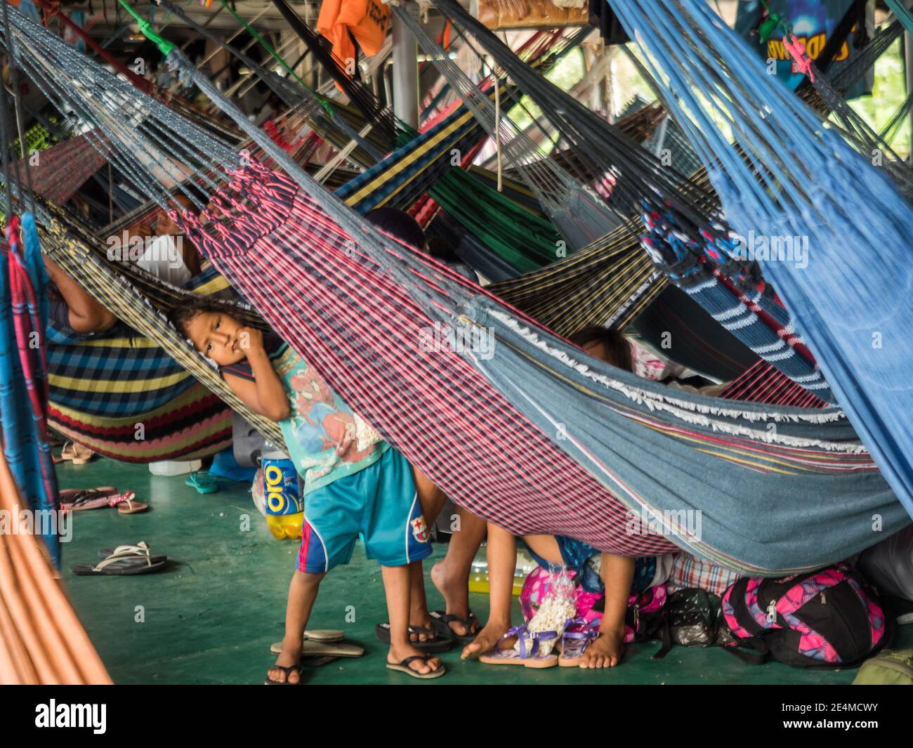 hängematte peru Amazon River, - Sep 19, 2019: Portrait of a small girl on the hammock – an inhabitant of the Peru. Amazonia. South America Stock Photo Farbe:schwarz-türkis Witenwasseren Bike • Mountainbike CCT
