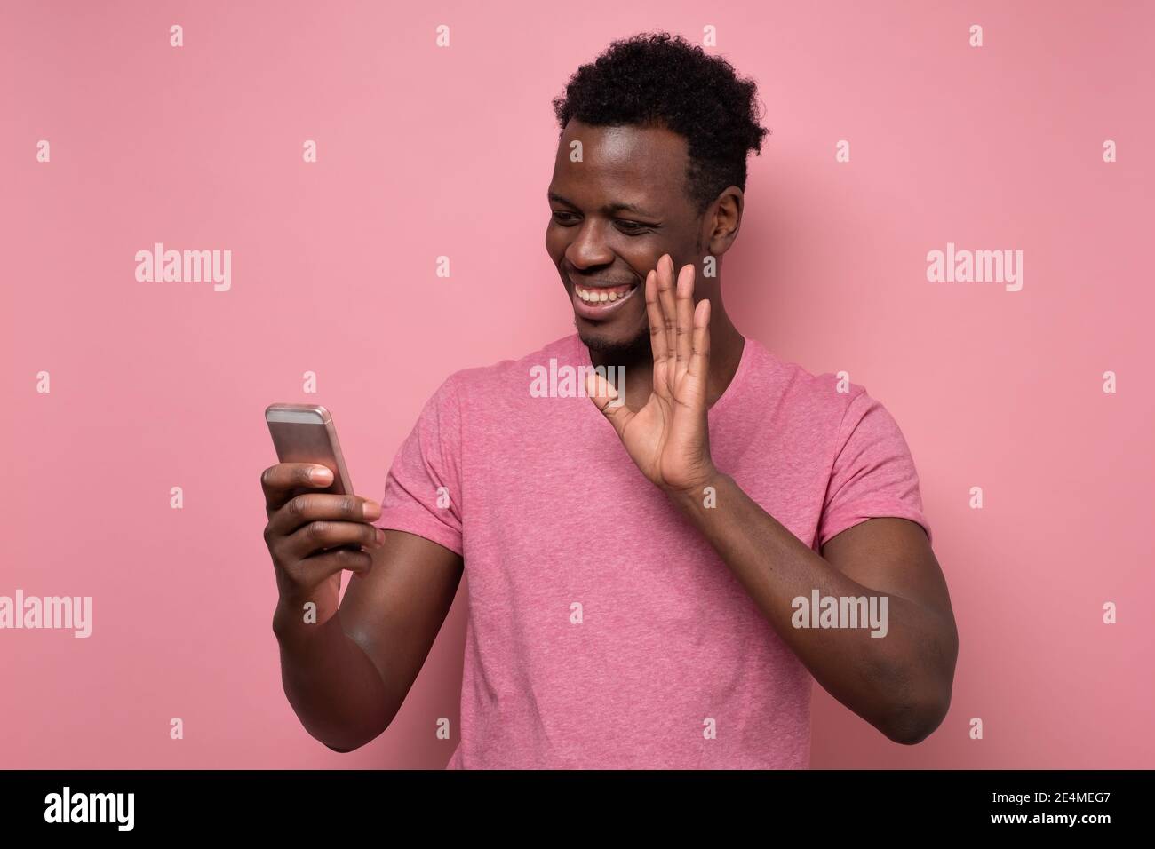 African man smiling waving hand hi-res stock photography and images - Alamy