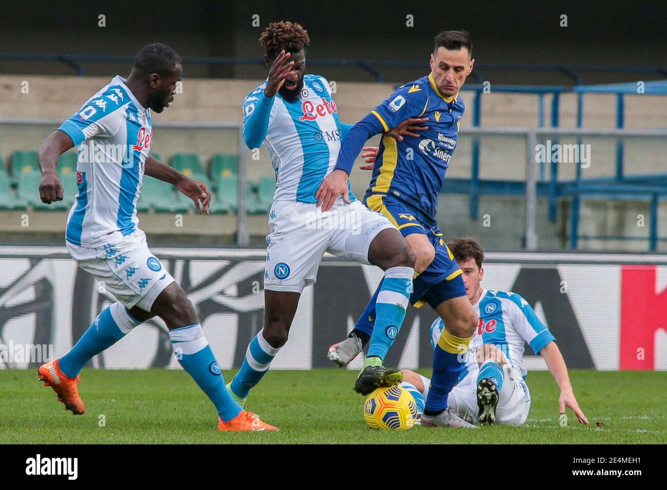 SSC Napoli's French midfielder Tiemoue Bakayoko (L) challenges for the ball with Verona’s Croatian striker Nikola Kalinic during the Serie A  football match Hellas Verona vs SSC Napoli Stock Photo