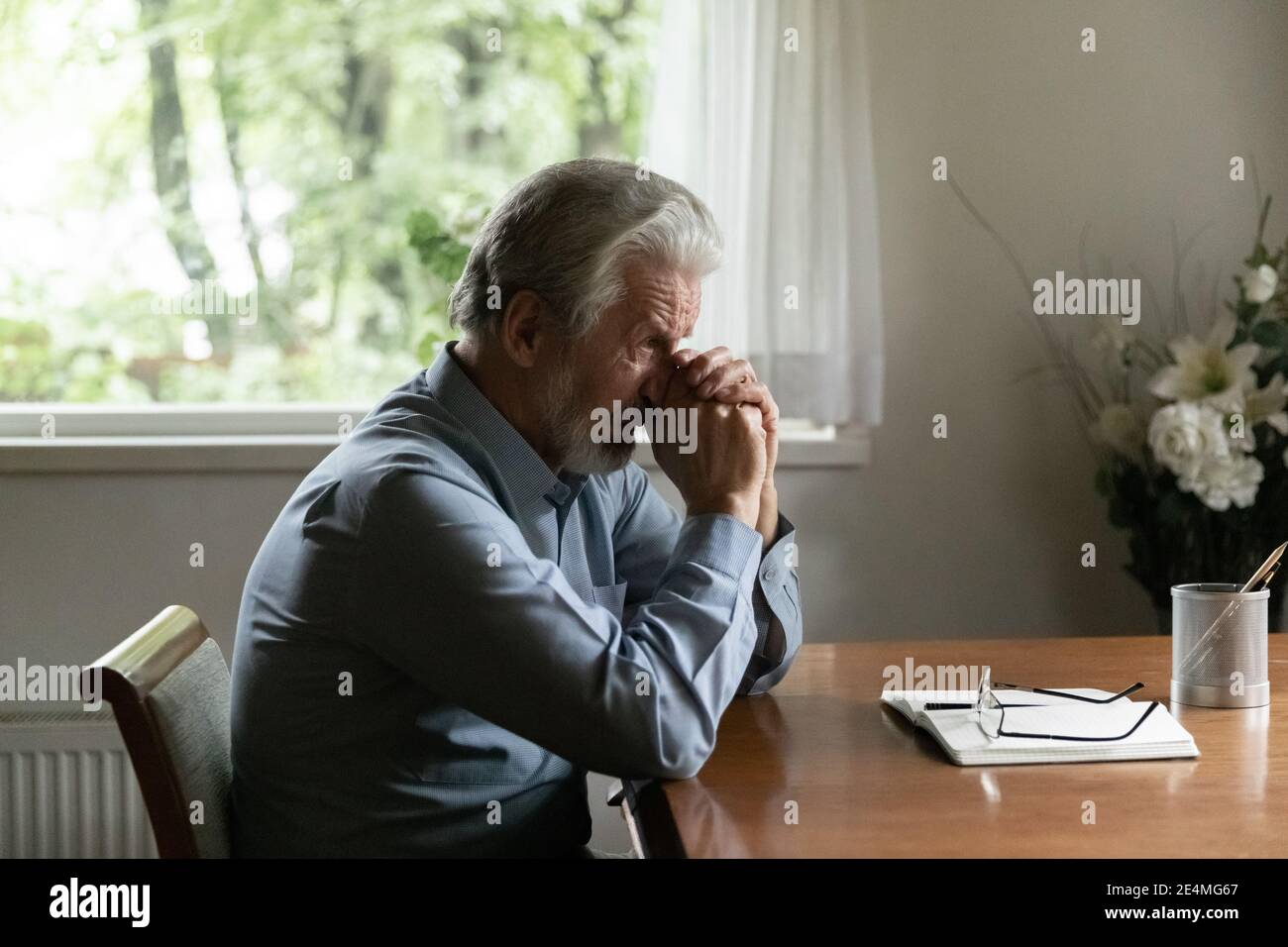 Old man depressed thinking hi-res stock photography and images - Alamy