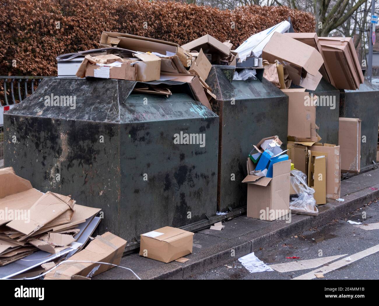 Überfüllter Altpapiercontainer in Hamburg, Deutschland Stock Photo