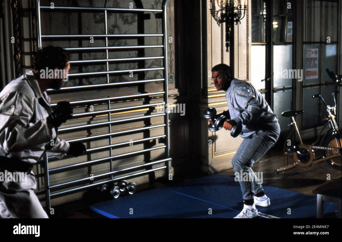 PAT ROACH and SEAN CONNERY as James Bond 007 fighting in NEVER SAY NEVER AGAIN 1983 director IRVIN KERSHNER executive producer Kevin McClory UK/USA/West Germany Talia Film II Productions / Woodcote / Producers Sales Organisation (PSO) / Warner Bros. Stock Photo