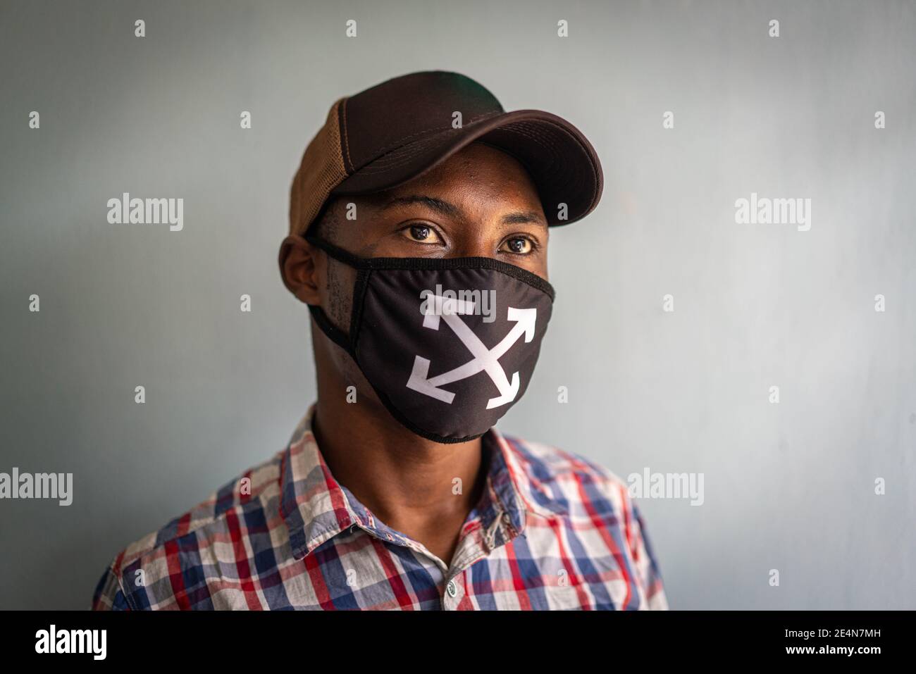 Black man facemask hi-res stock photography and images - Alamy
