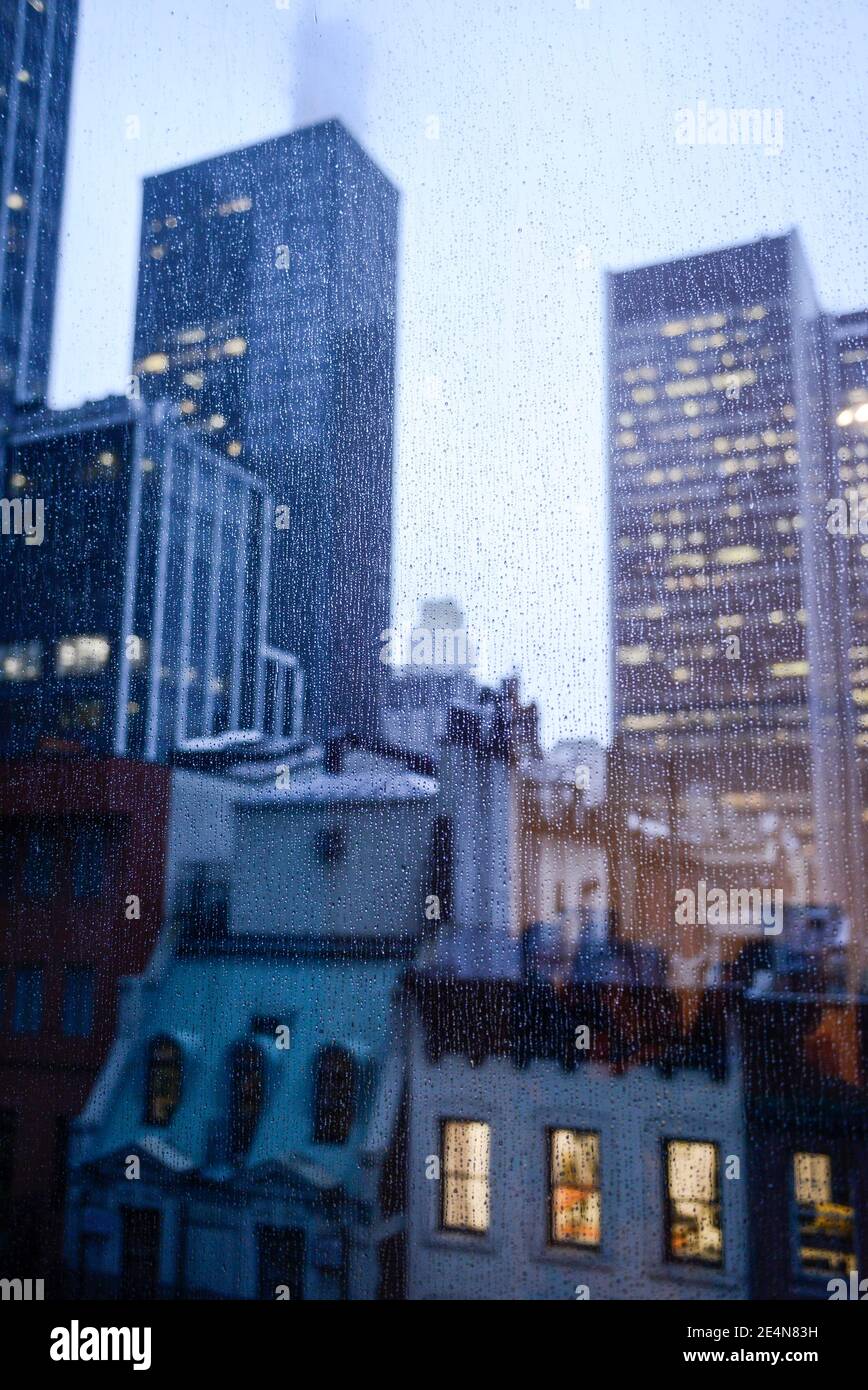 USA, New York City, Manhattan , skyscrapers, rainy day / USA, New York, Manhattan, Blick durch eine Scheibe auf Wolkenkratzer im Regen Stock Photo