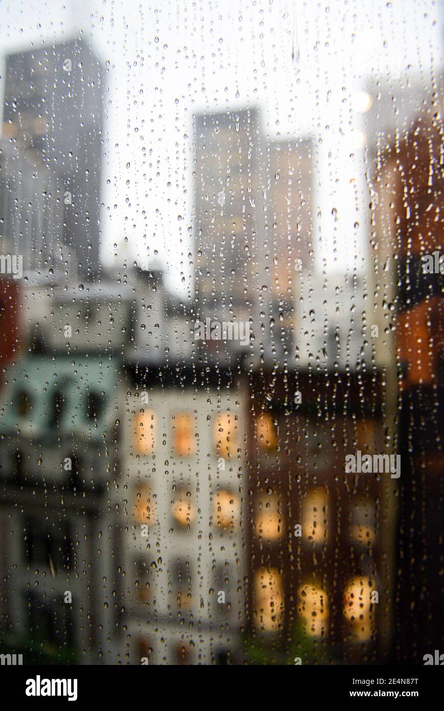 USA, New York City, Manhattan , skyscrapers, rainy day / USA, New York, Manhattan, Blick durch eine Scheibe auf Wolkenkratzer im Regen Stock Photo