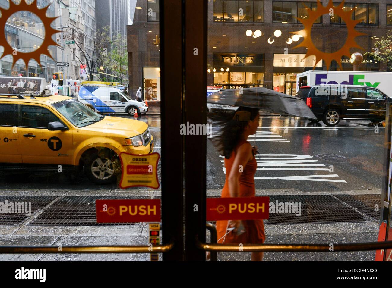 USA, New York City, Manhattan, rainy day / USA, New York, Manhattan, Regentag, Blick durch Restaurant Tür Stock Photo