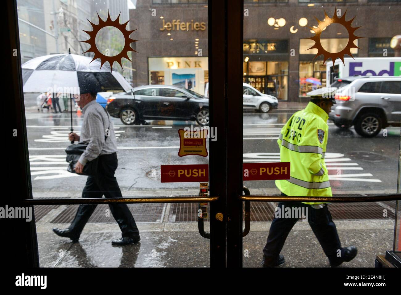 USA, New York City, Manhattan, rainy day / USA, New York, Manhattan, Regentag, Blick durch Restaurant Tür Stock Photo