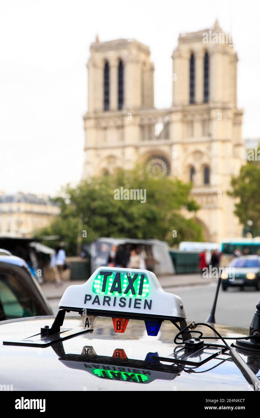 Kostenloses Taxischild Mit Grünem Licht In Paris Frankreich